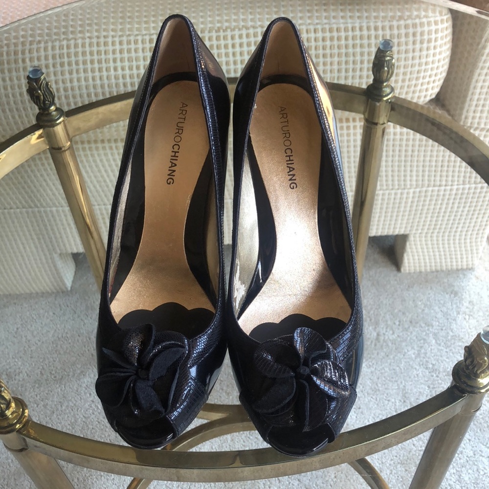 Arturo Chiang Black Peep Toe Flower Pumps Size 9